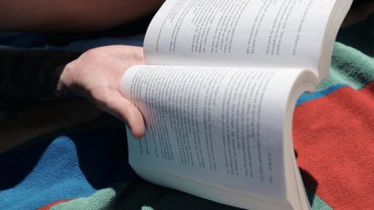 Faites votre choix parmi quatre romans captivants à glisser dans votre valise cet été !
